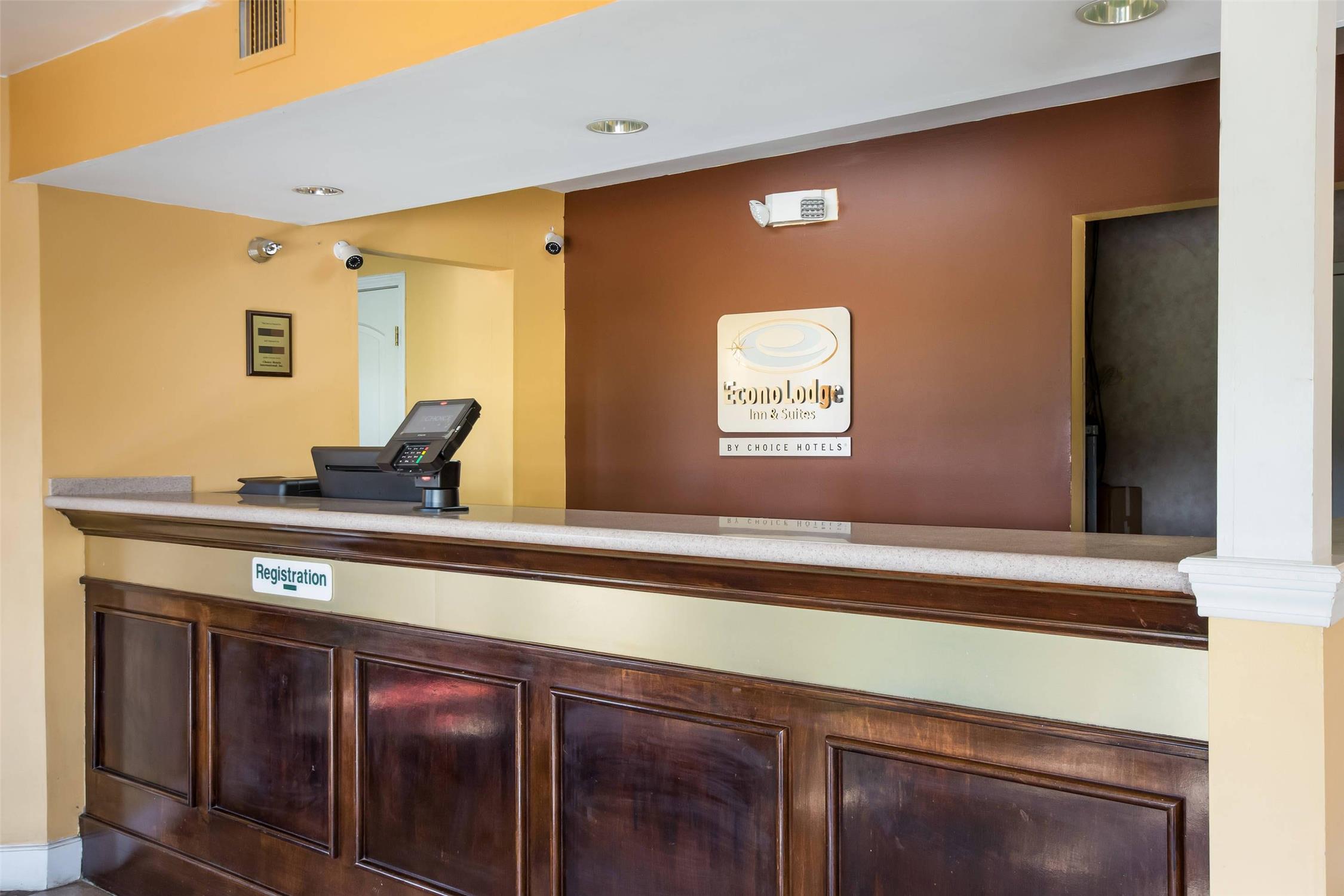 Econo Lodge Inn & Suites Brooks - Louisville South 7/23