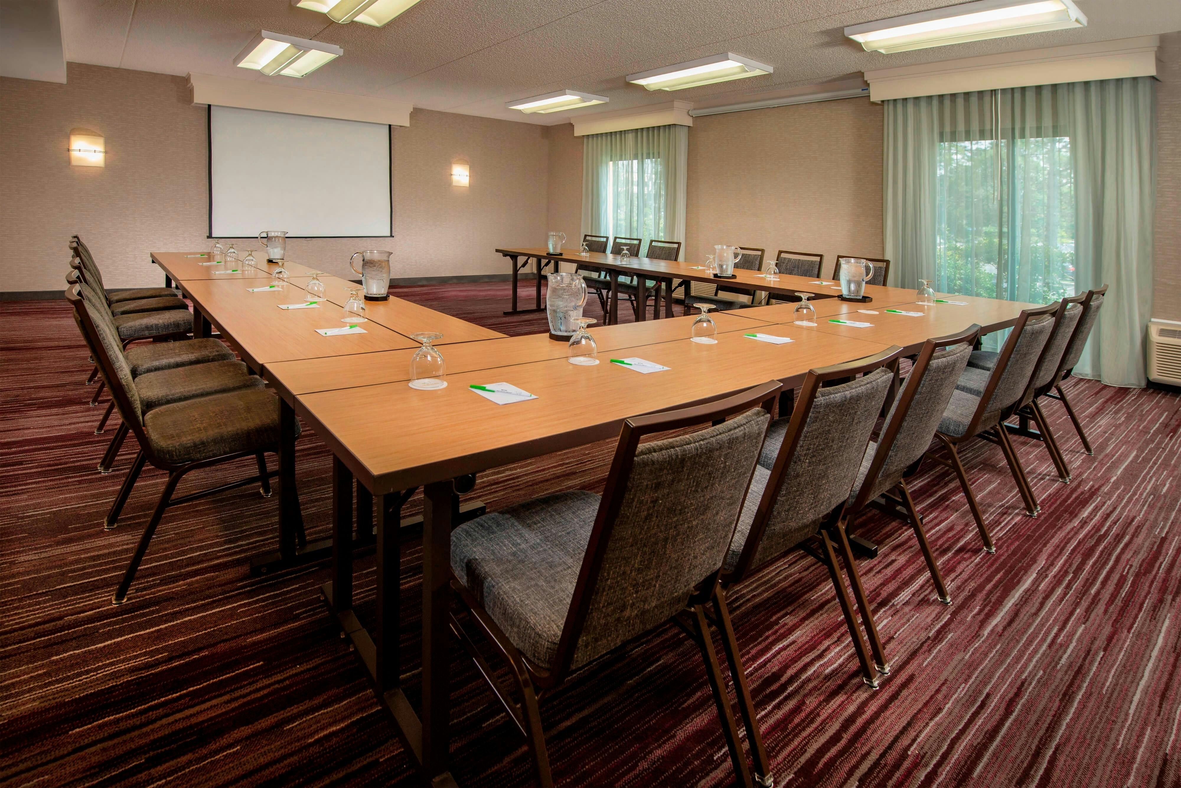 Courtyard By Marriott Rockville 18/25