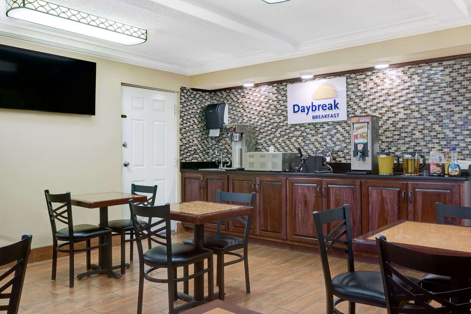 Days Inn By Wyndham Macon I-475 19/25