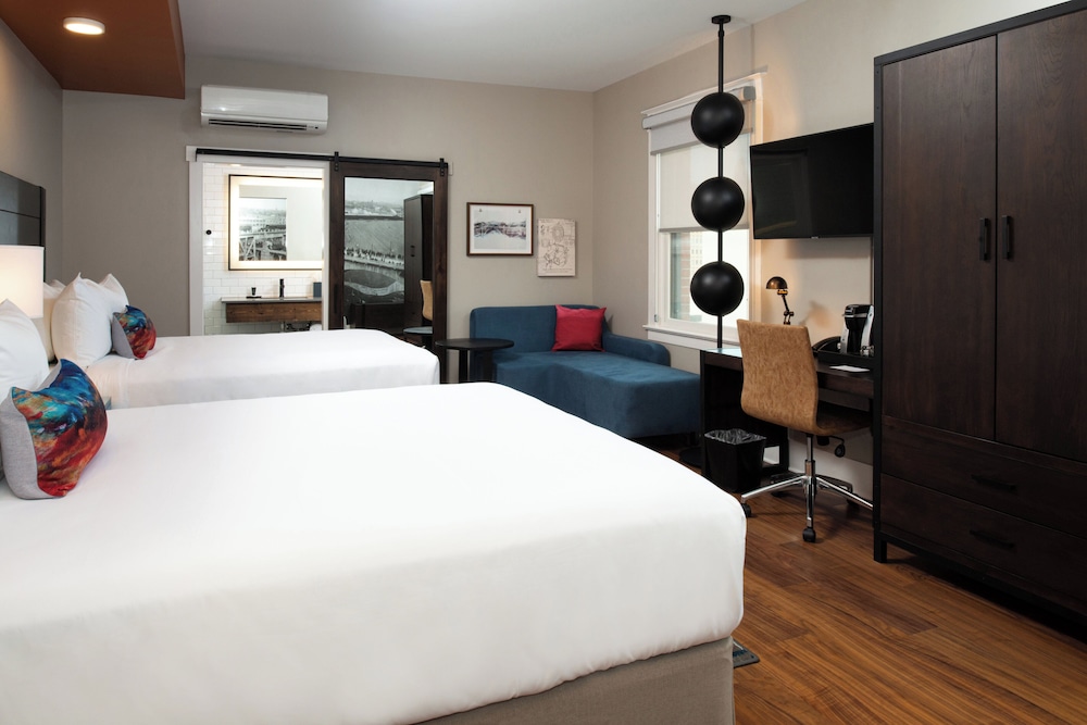 Standard, 2 Queen Beds, City View