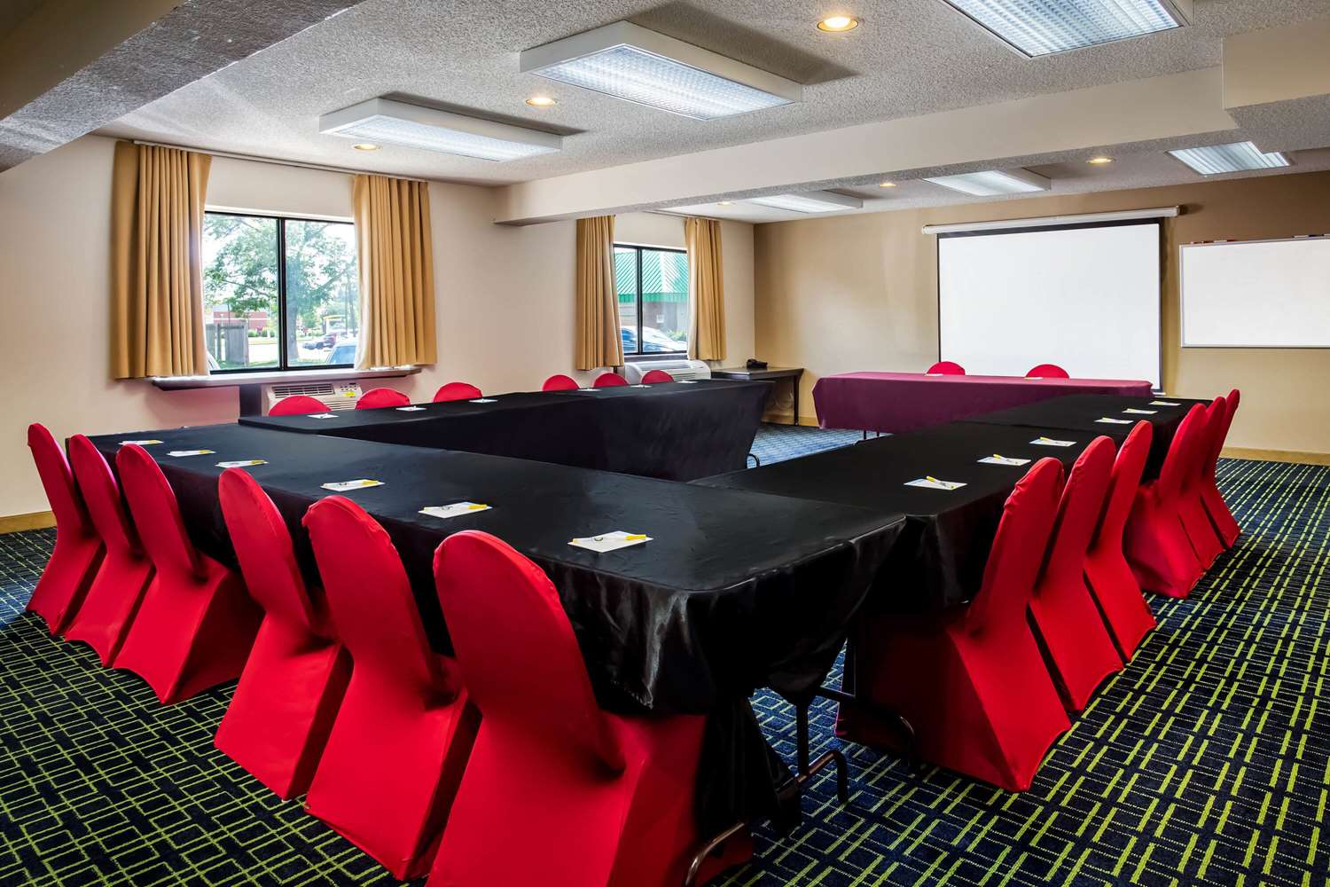 Days Inn & Suites by Wyndham Stevens Point 29/33