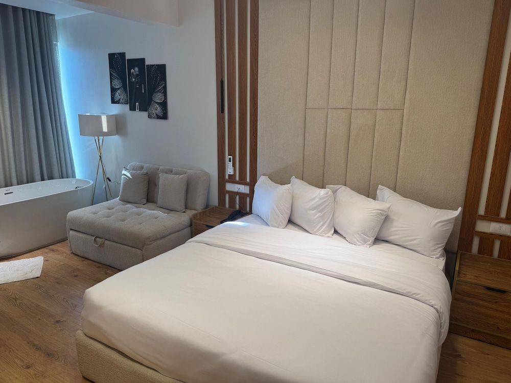 Pyramid, Signature, Panoramic, Suite, King Bed, Sofa, Hot Tub، Palacio Pyramids Hotel 2/6