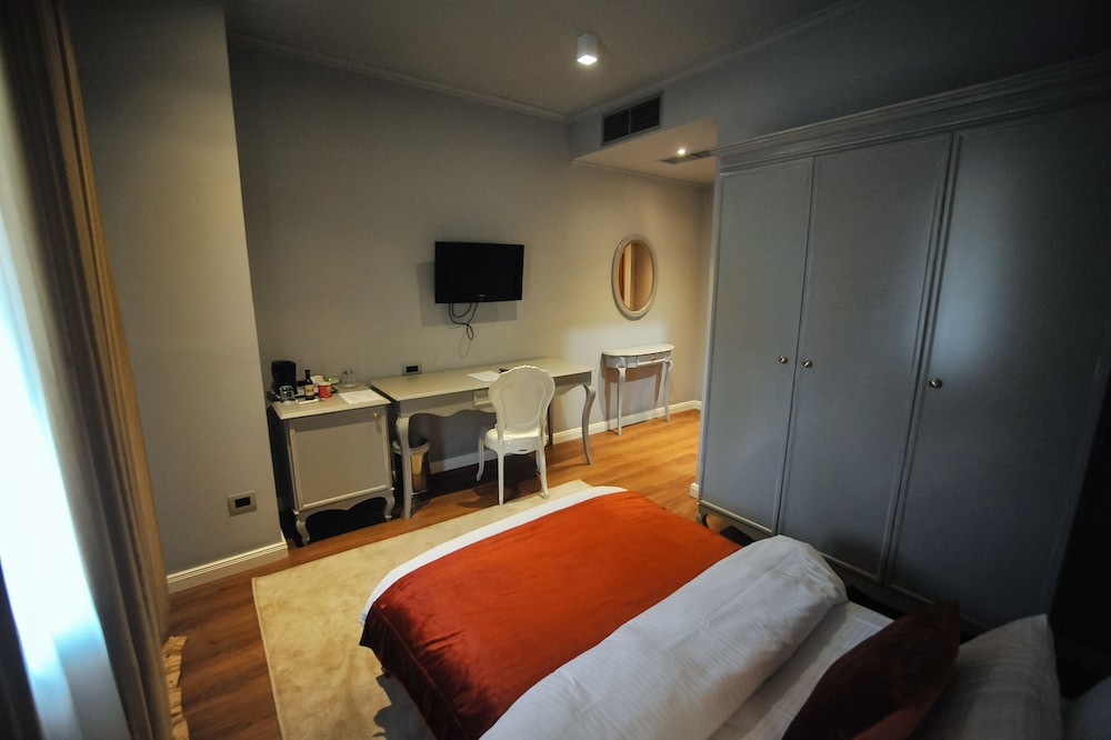 Room at Classic Hotel, TIRANA