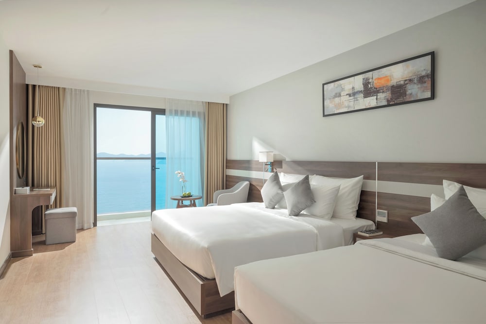 غرفة بريميير ثلاثية بسرير كوين وسرير فردي بإطلالة على البحر بشرفة، Panama Nha Trang Hotel 6/10