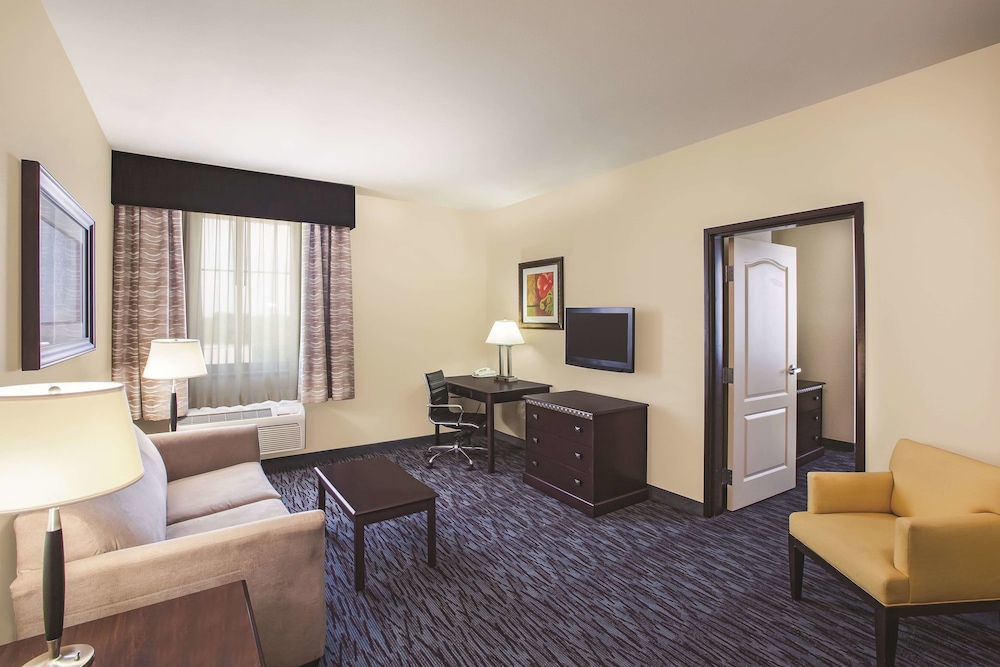 La Quinta Inn & Suites by Wyndham Allen at The Village 19/32