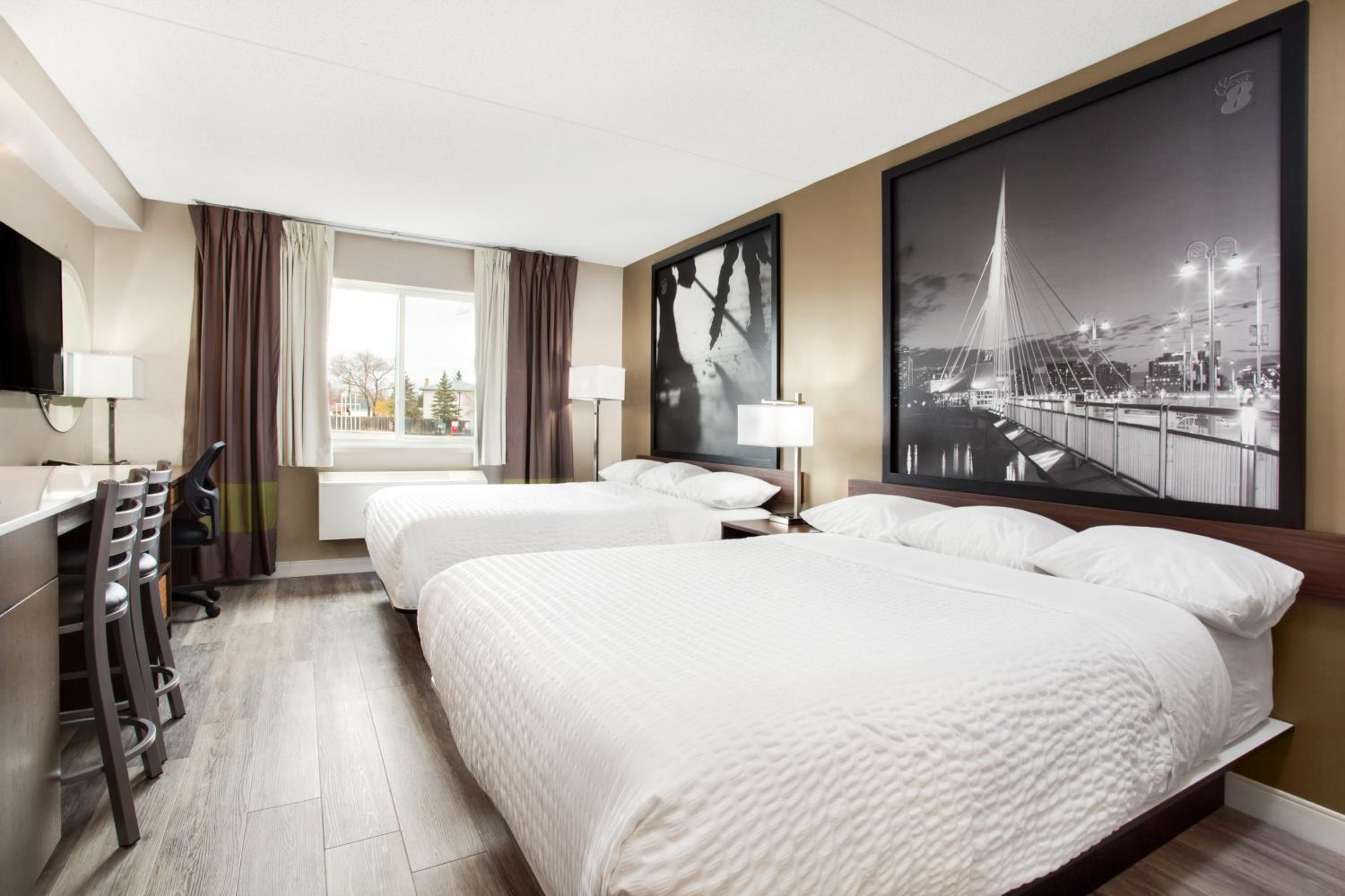 Efficiency, King Bed, 2 Queen Beds