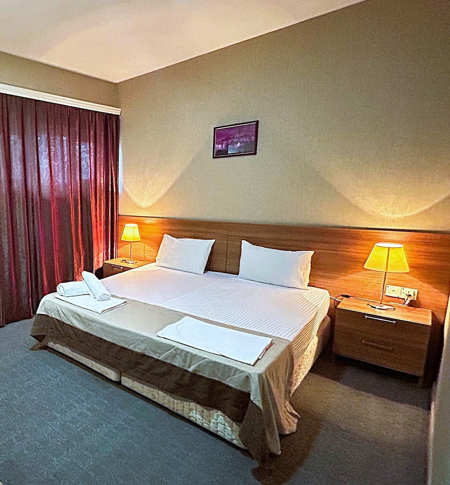 The Family Hotel 6/34