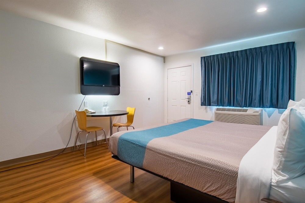 DELUXE, KING BED, SMOKING
