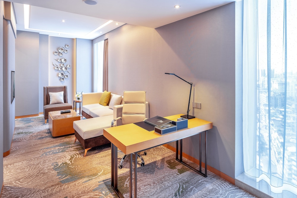 Holiday Inn Neijiang Riverside 66/81