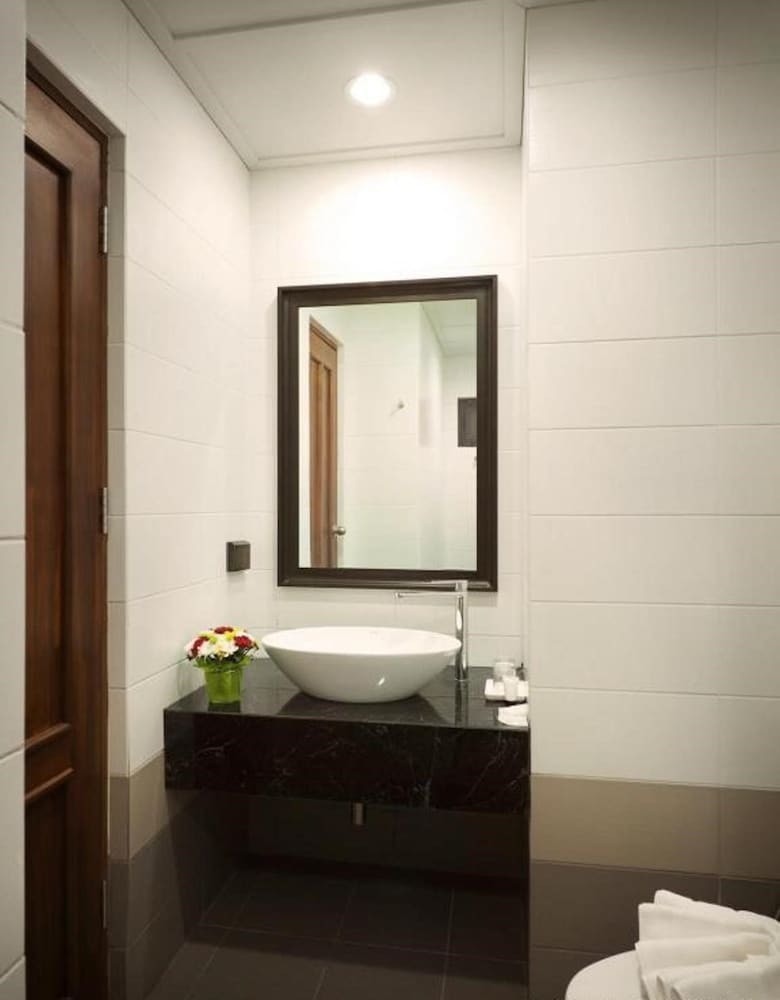 The Mangrove Hotel 50/51