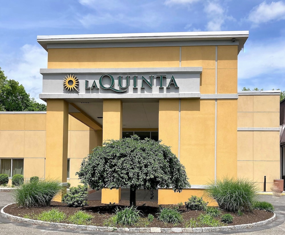 La Quinta Inn & Suites by Wyndham Danbury 1/58