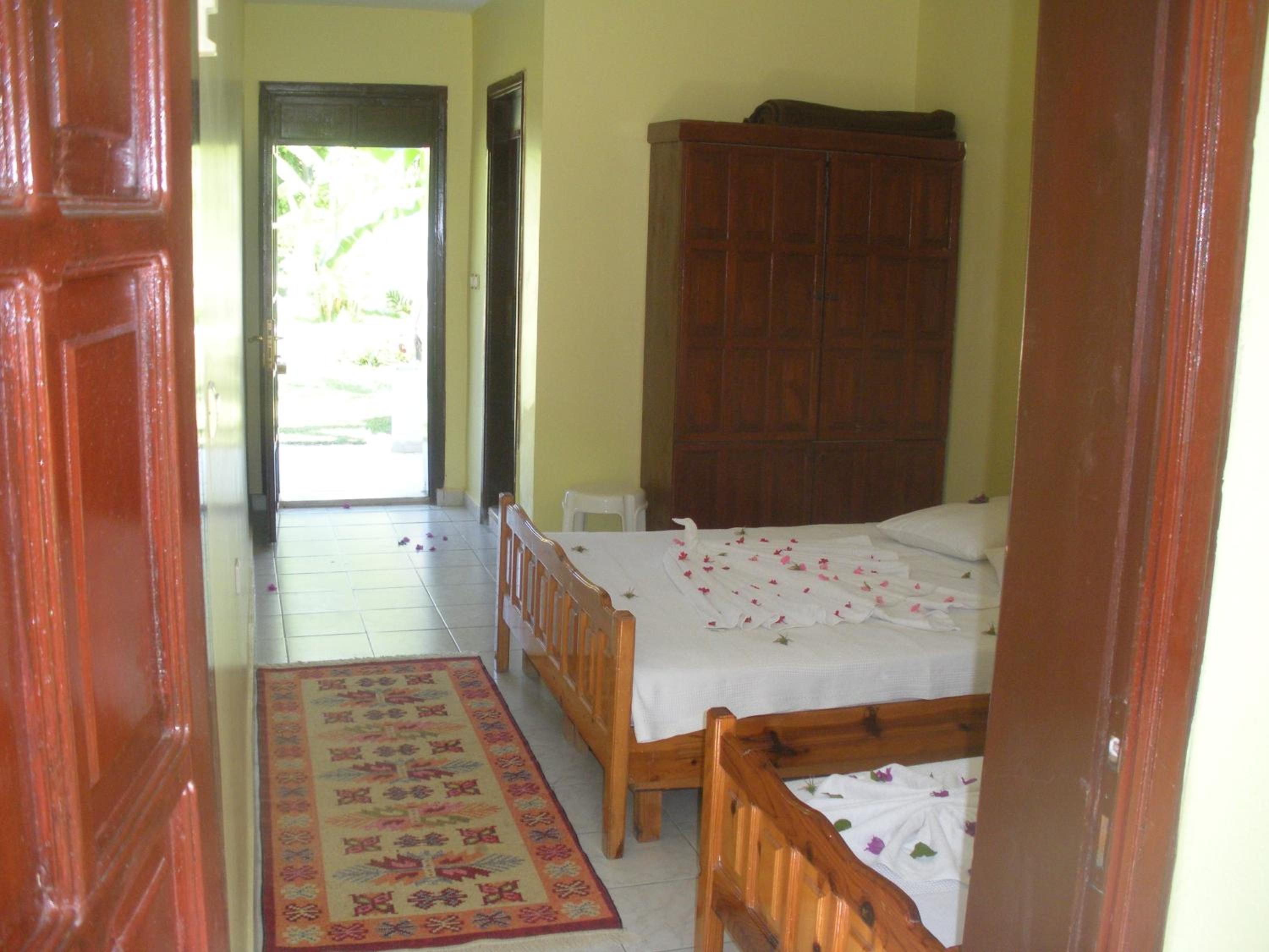 ECONOMY, DOUBLE OR TWIN BED