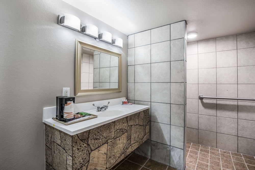 Econo Lodge Neenah 16/43