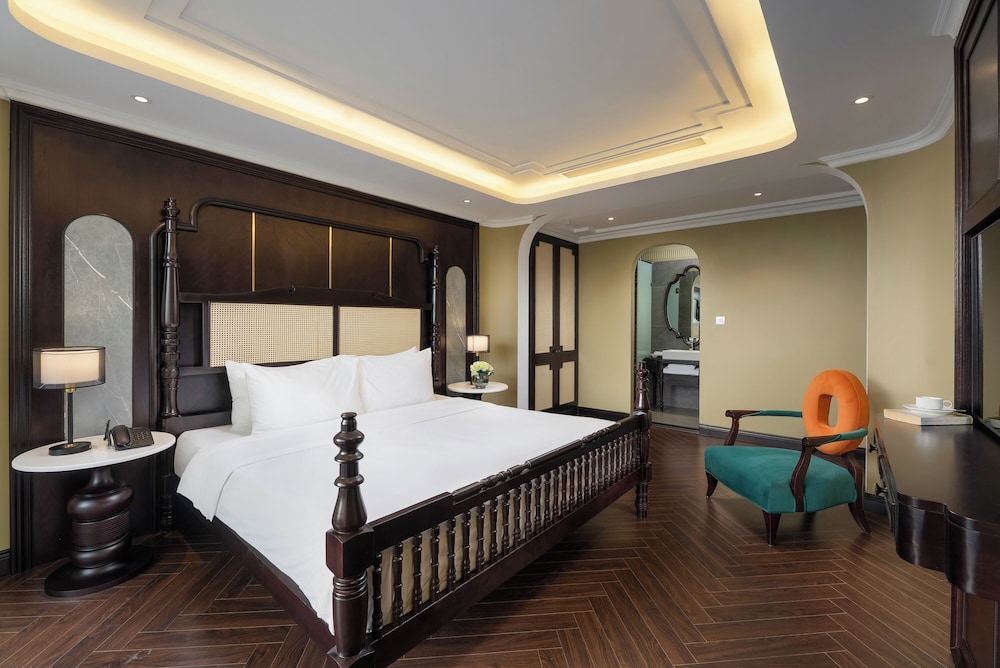 Crown, Suite, King Bed, Panoramic City View, Terrace