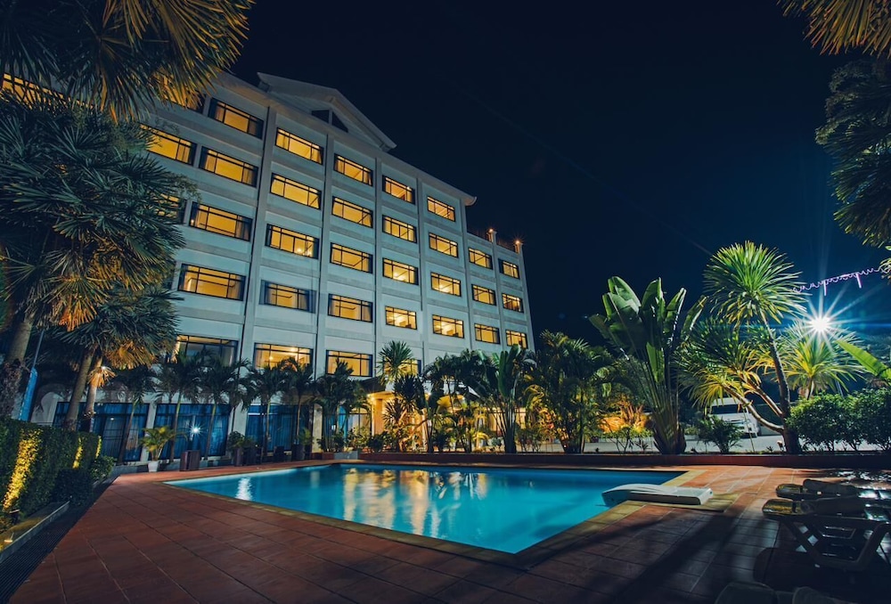 Sisombat Plaza Hotel 4/71