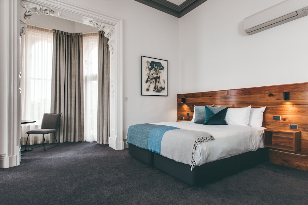 SUITE, KING BED