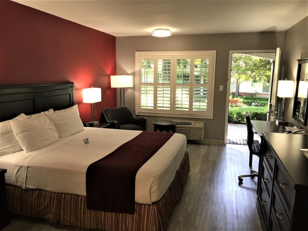 DELUXE, SINGLE, KING BED, GARDEN VIEW