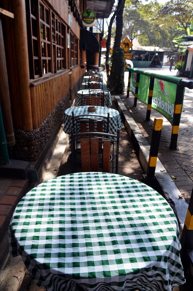 Parklands Shade Hotel 39/41