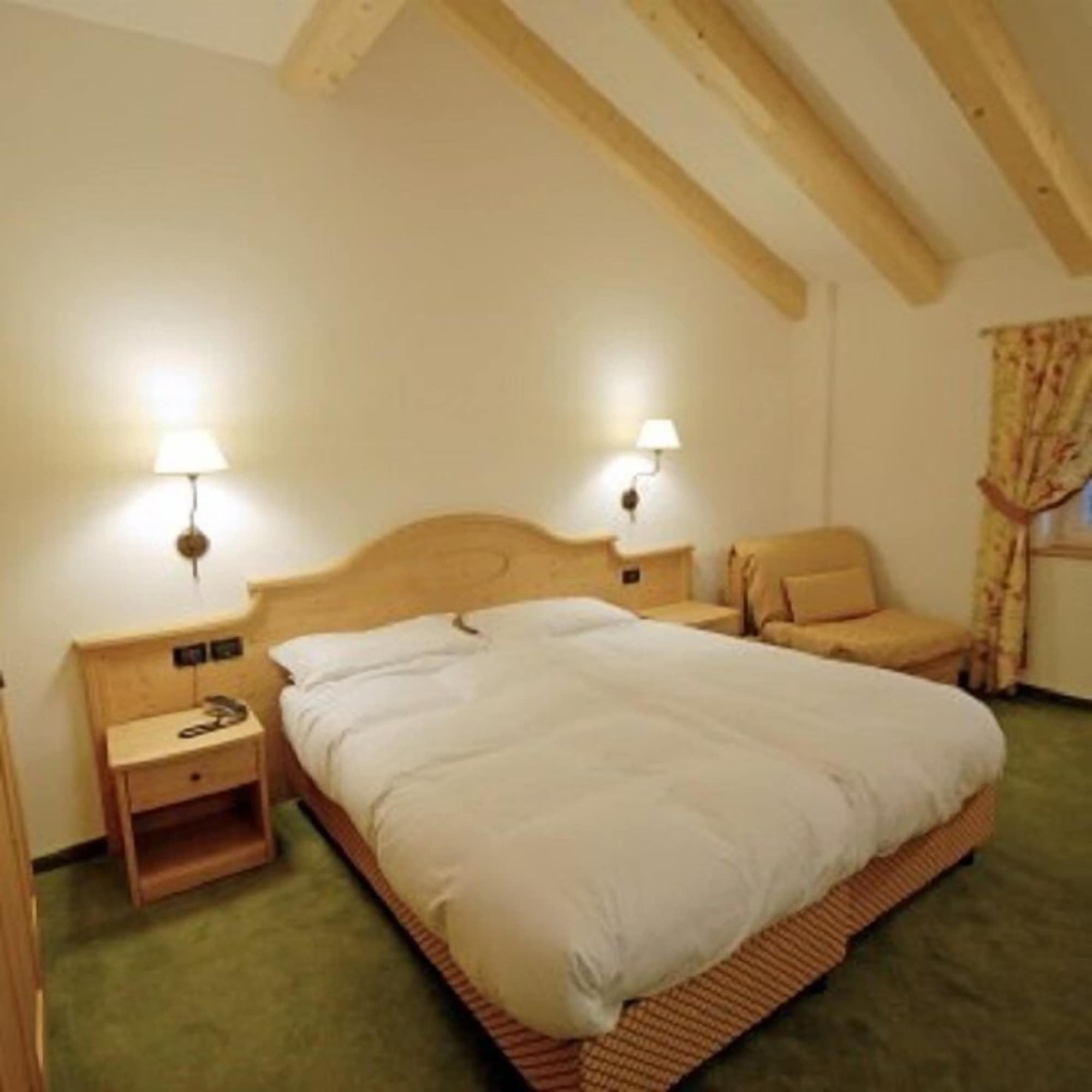 ROOM, DOUBLE BED