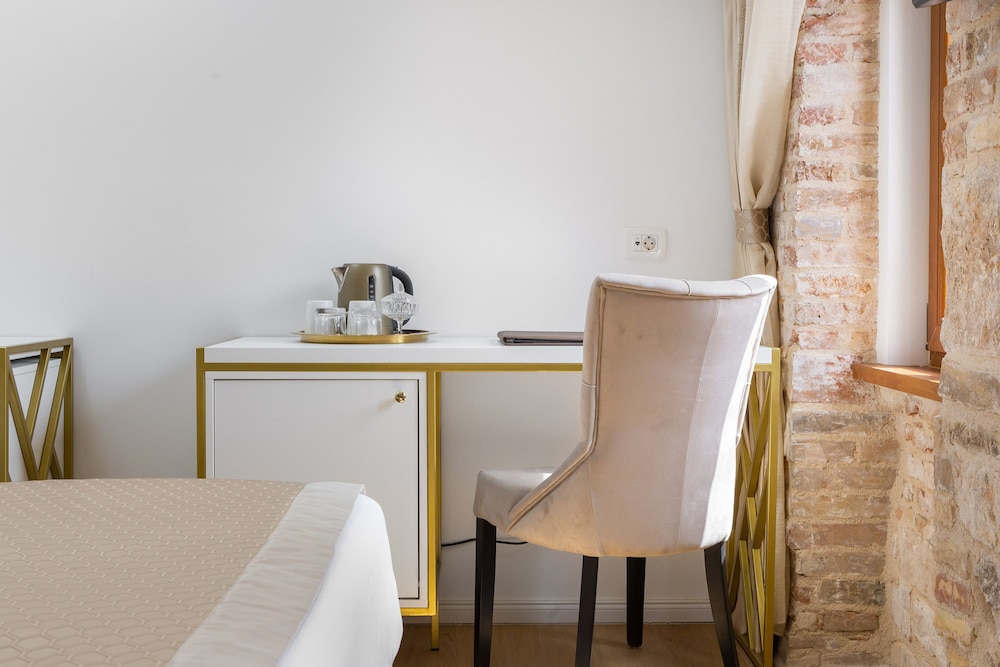 Le Premier Luxury Rooms 32/43