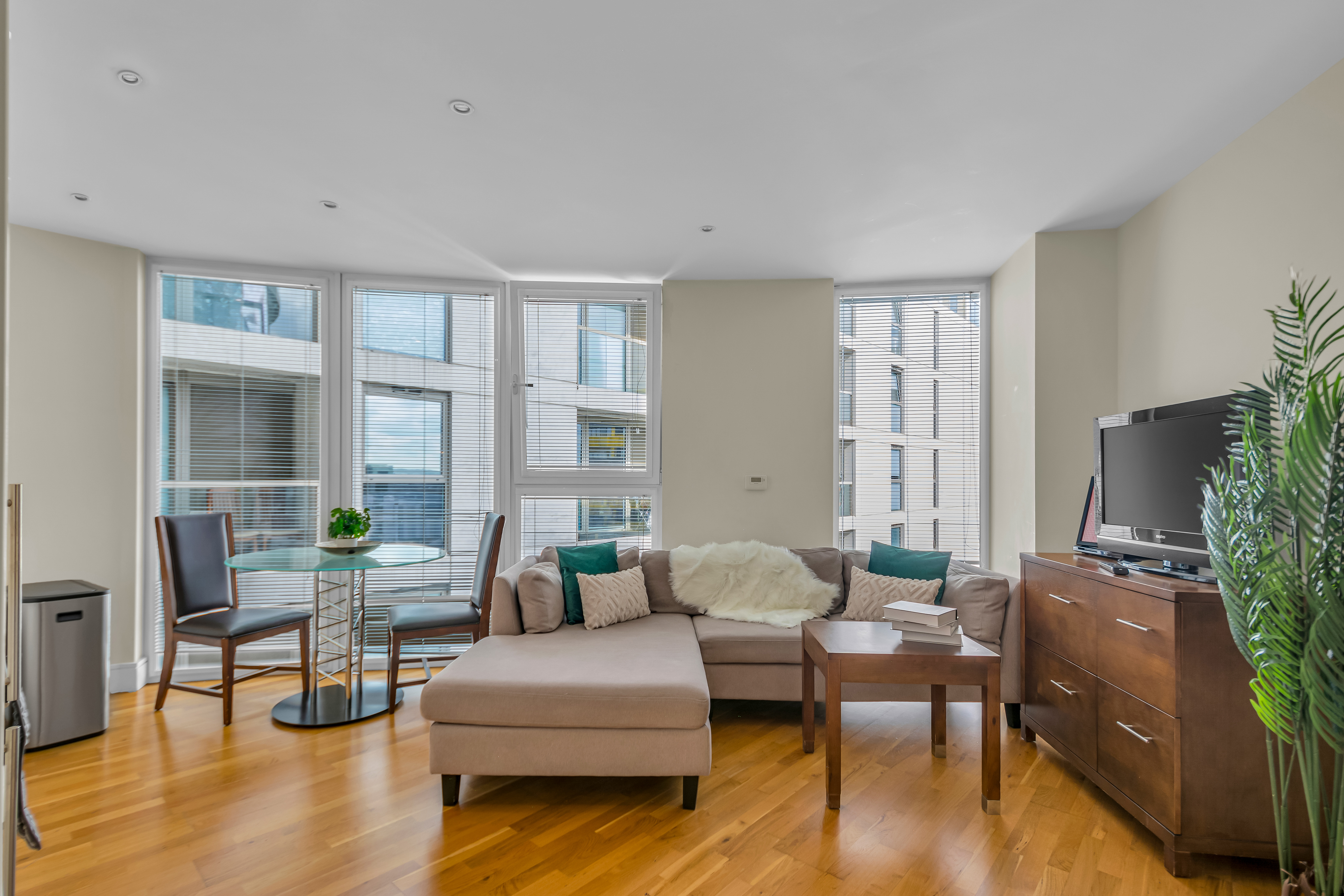 Luxurious Lanterns Court Two-Bedrooms Apartments 33/50