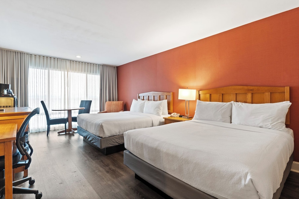room, 2 queen beds, bay view