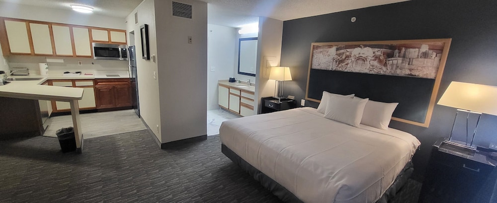 DELUXE, STUDIO, SUITE, KING BED, KITCHENETTE