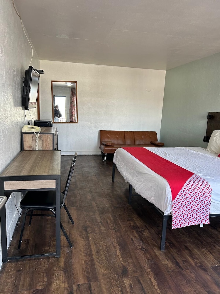 OYO Hotel Downtown Peoria I-74 25/58