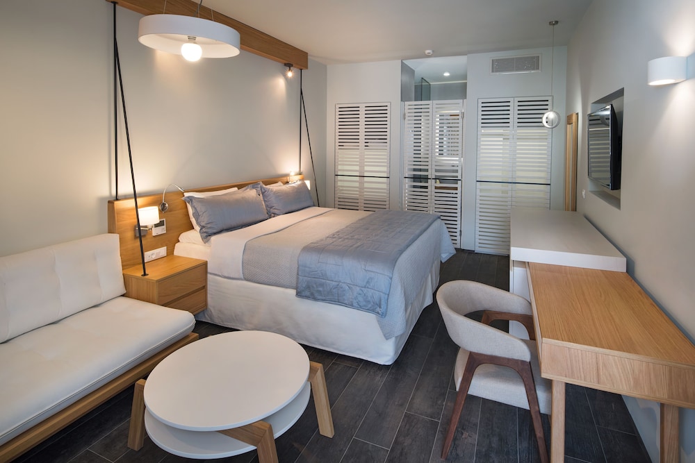 Meltemi Excelsior Suites And Spa 8/31