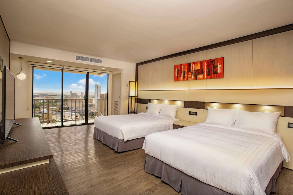 DELUXE, 2 QUEEN BEDS, BALCONY