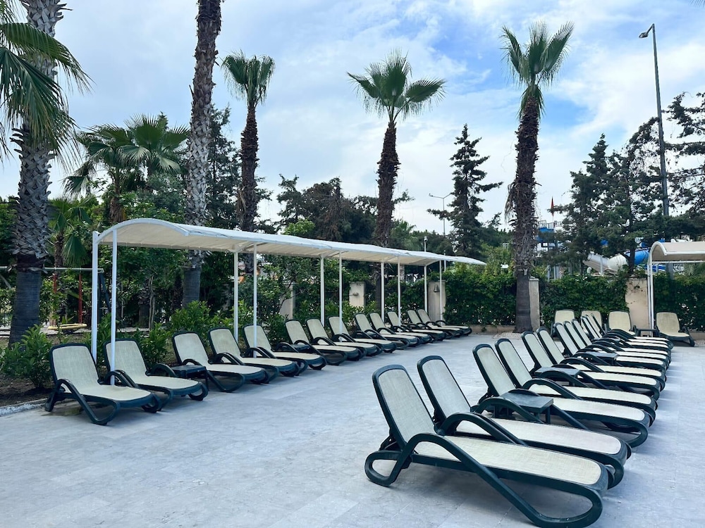Larissa Inn 27/50
