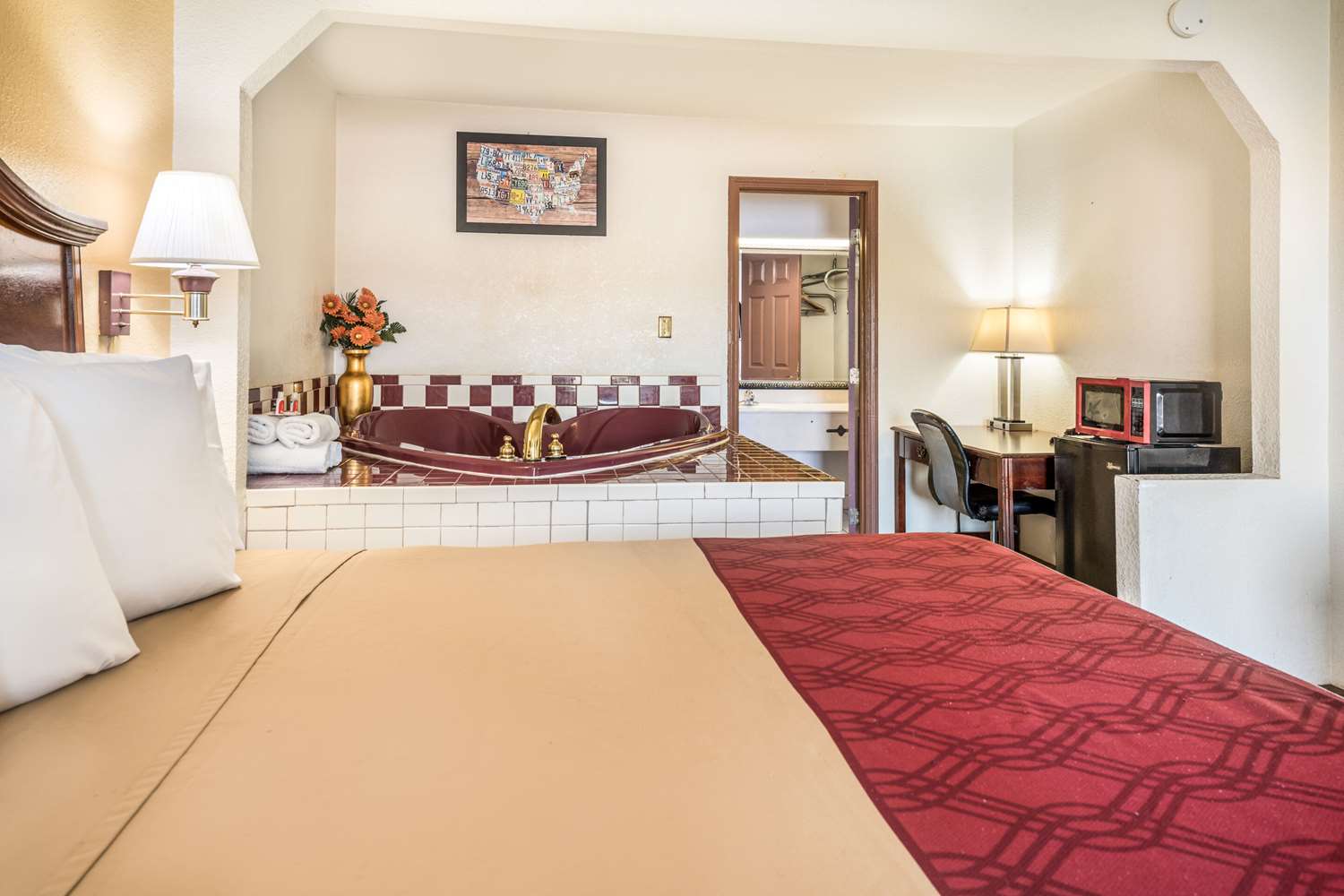 Econo Lodge Inn Suites Macon West 18/28