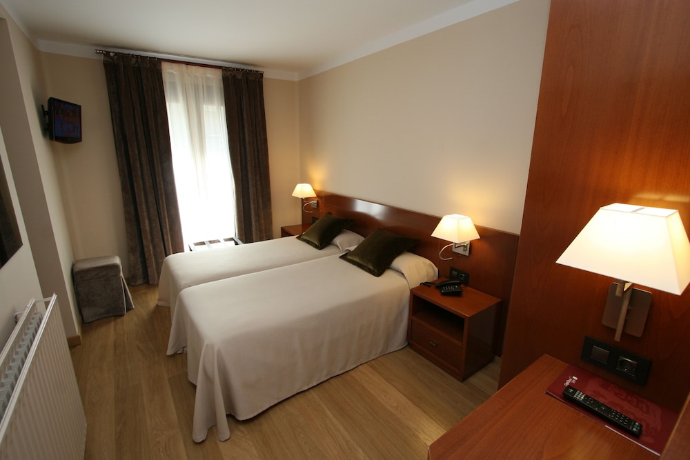 HOTEL PYRENEES 11/55