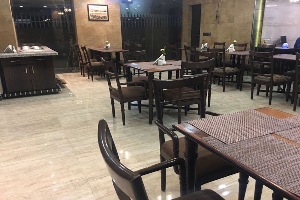 Hotel Mumbai House 23/33