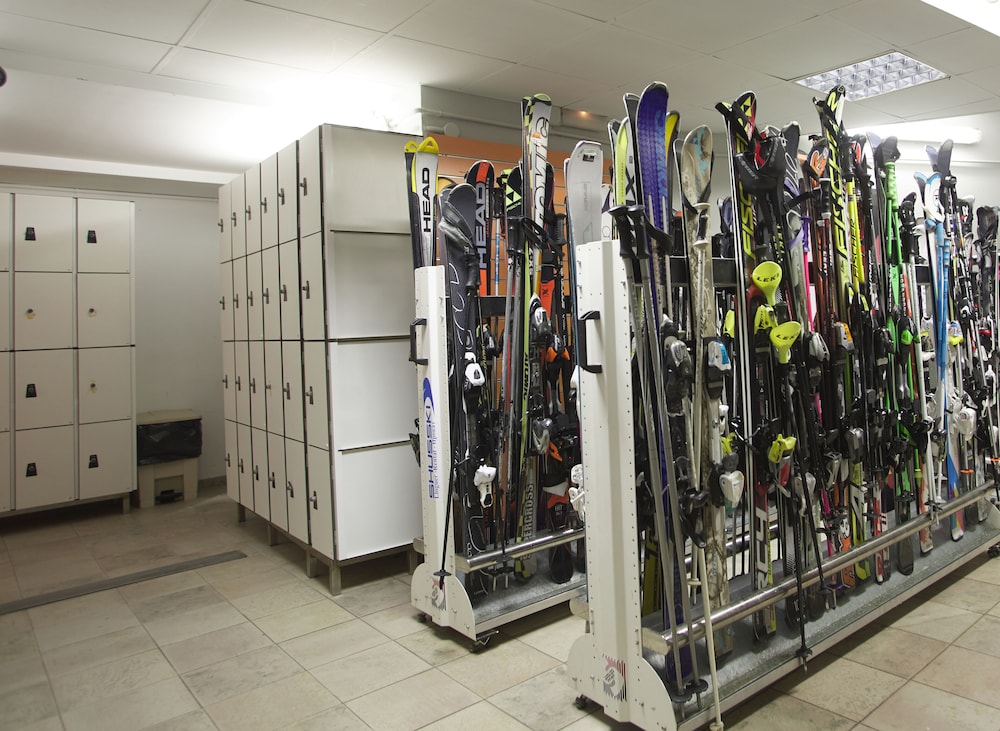 Ski Plaza 33/50