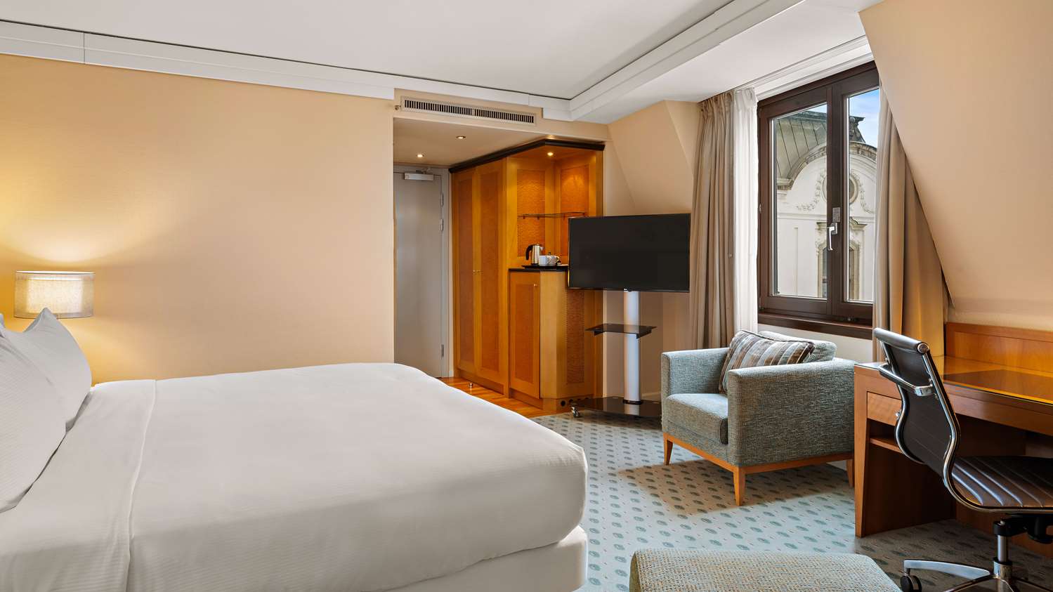 Executive, Queen Bed, River View, Executive Lounge Access