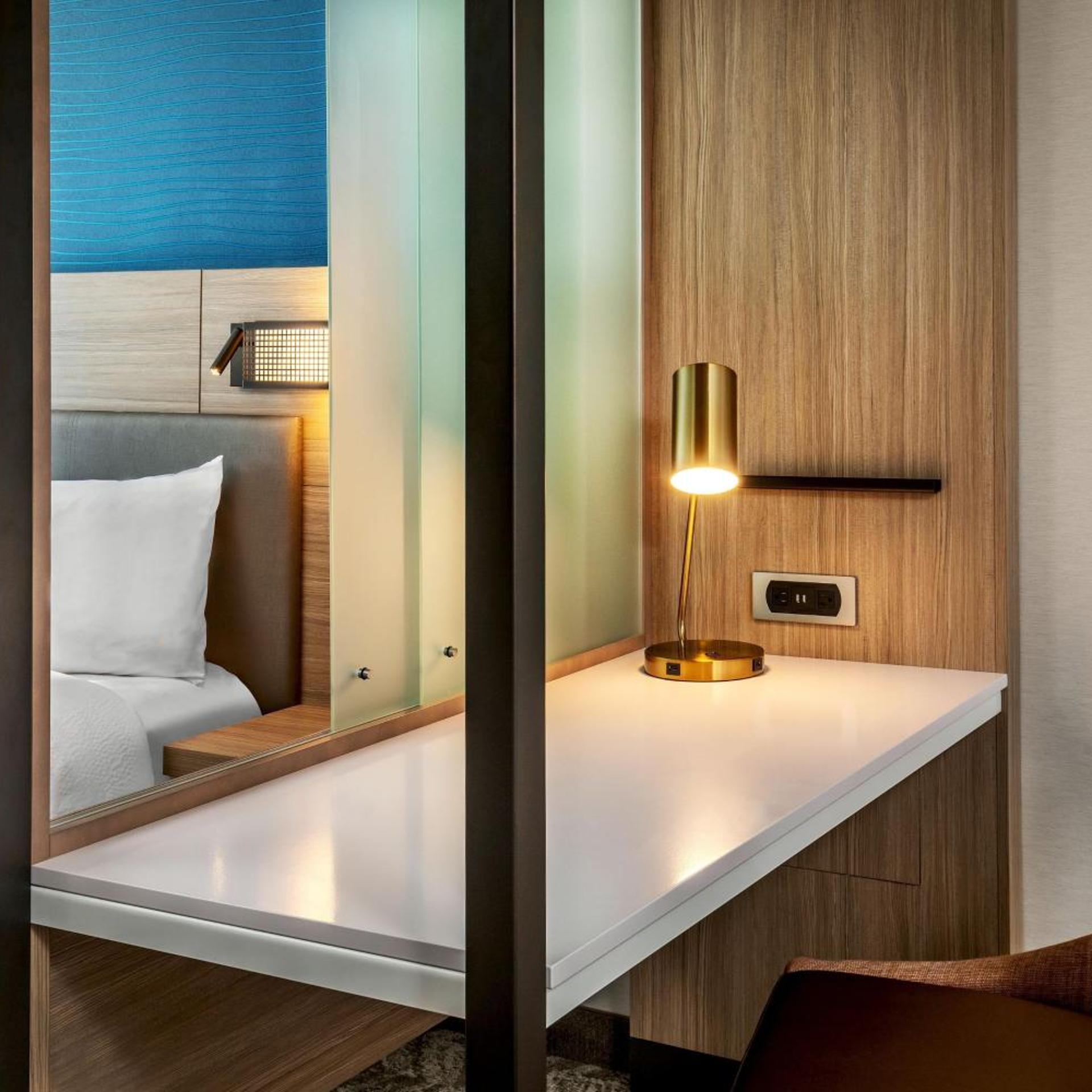 جناح بسرير كوين بإطلالة جزئية على البحر، SpringHill Suites by Marriott Boston Logan Airport Revere Beach 5/6