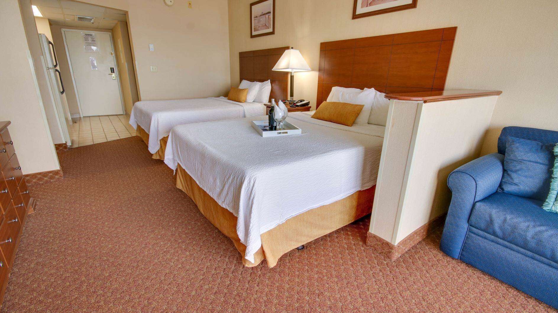Efficiency, Deluxe, 2 Queen Beds, No View, Sofa, South Building