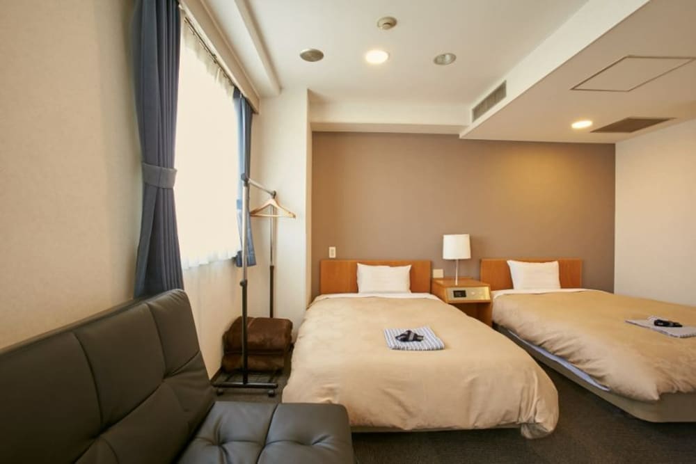ROOM, TWIN BEDS