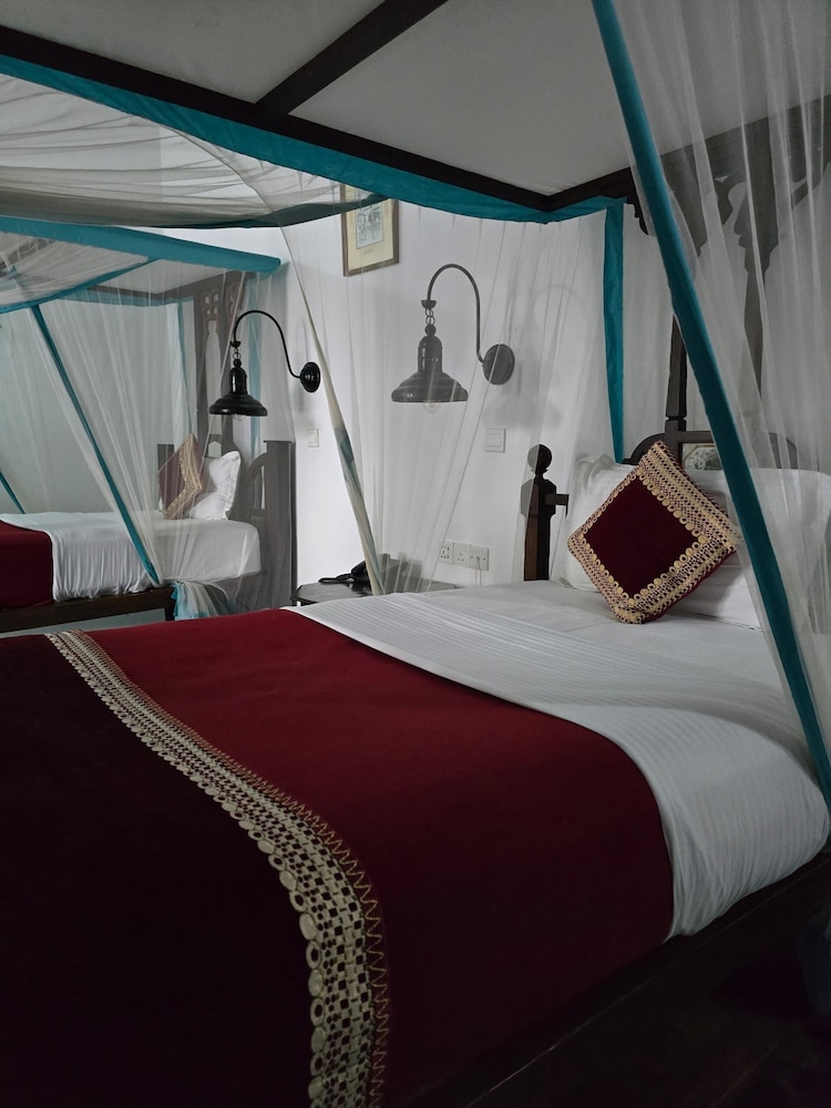 Dhow Palace Hotel 75/75
