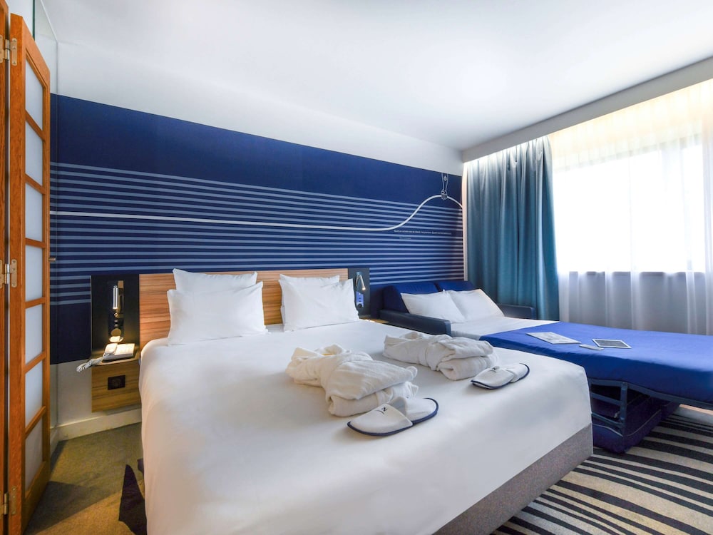 EXECUTIVE, DOUBLE BED, SOFA