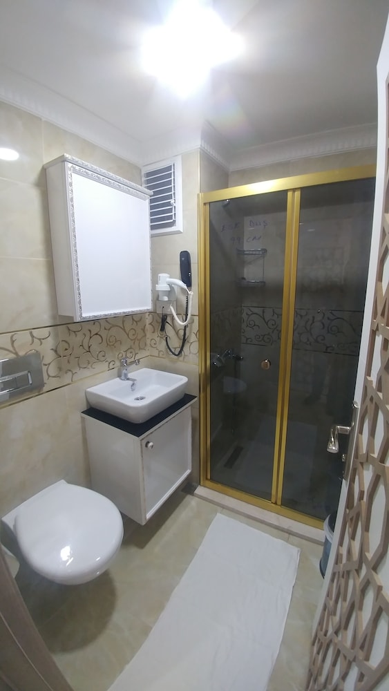 Grand Liza Hotel 46/49