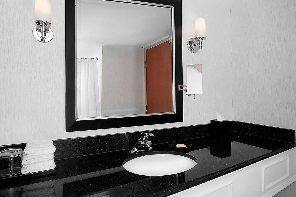 Guest Room, 2 Queen Beds, Partial Falls View, Us Falls View, Bathtub، Sheraton Fallsview Hotel 2/2