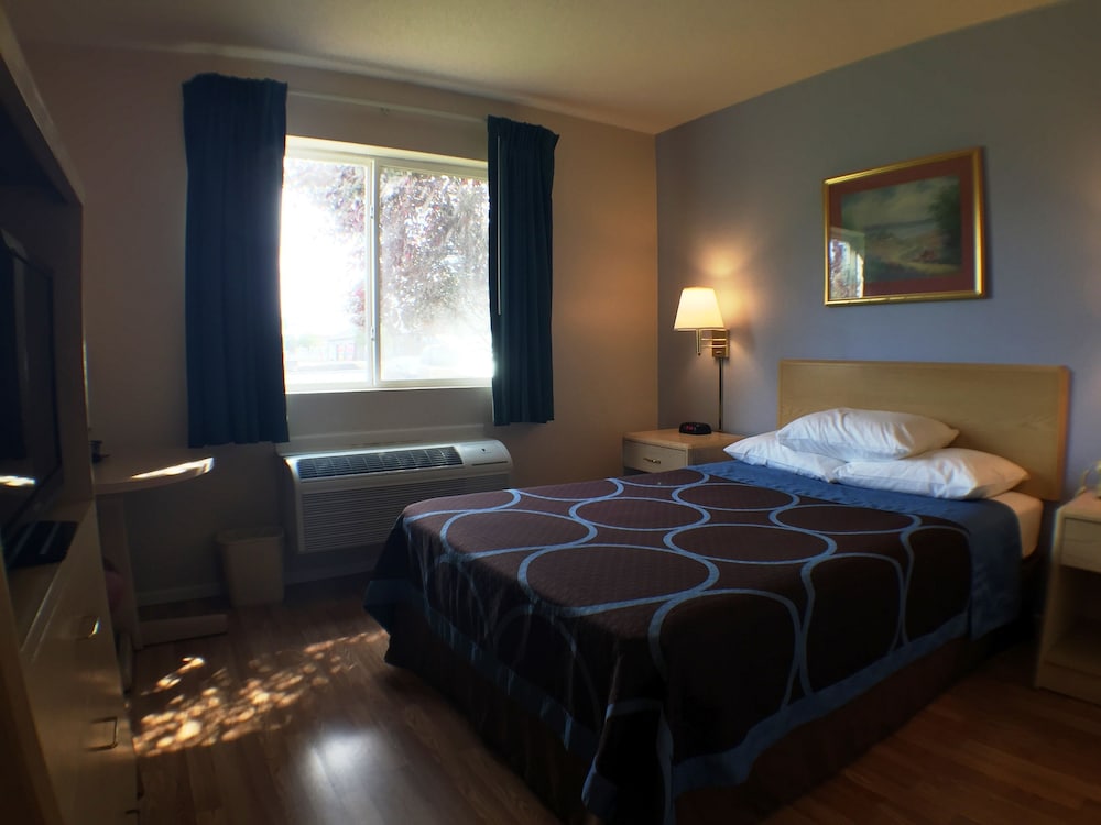 Super 8 By Wyndham Canandaigua 8/23