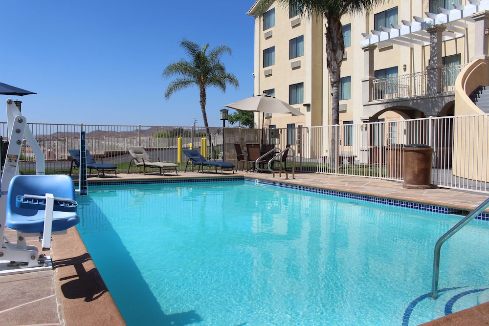 Best Western Plus Lake Elsinore Inn & Suites 8/53