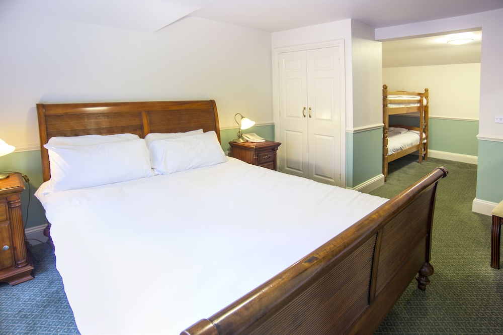 Newby Bridge Hotel 18/60