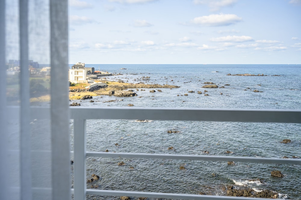 On The Sea Pension 74/80
