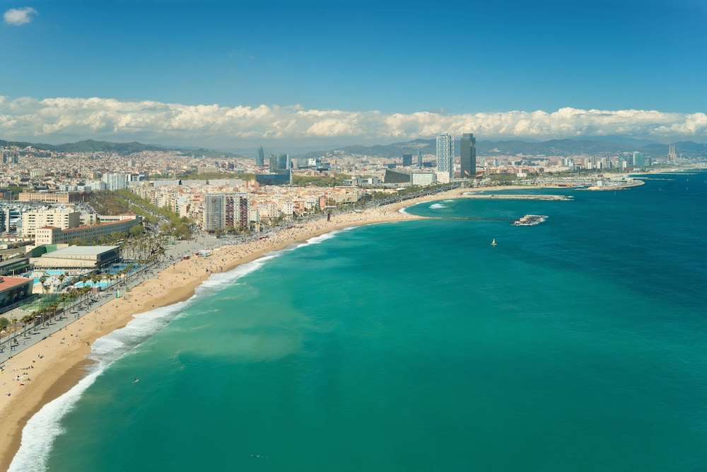 Hyatt Regency Barcelona Tower 77/82