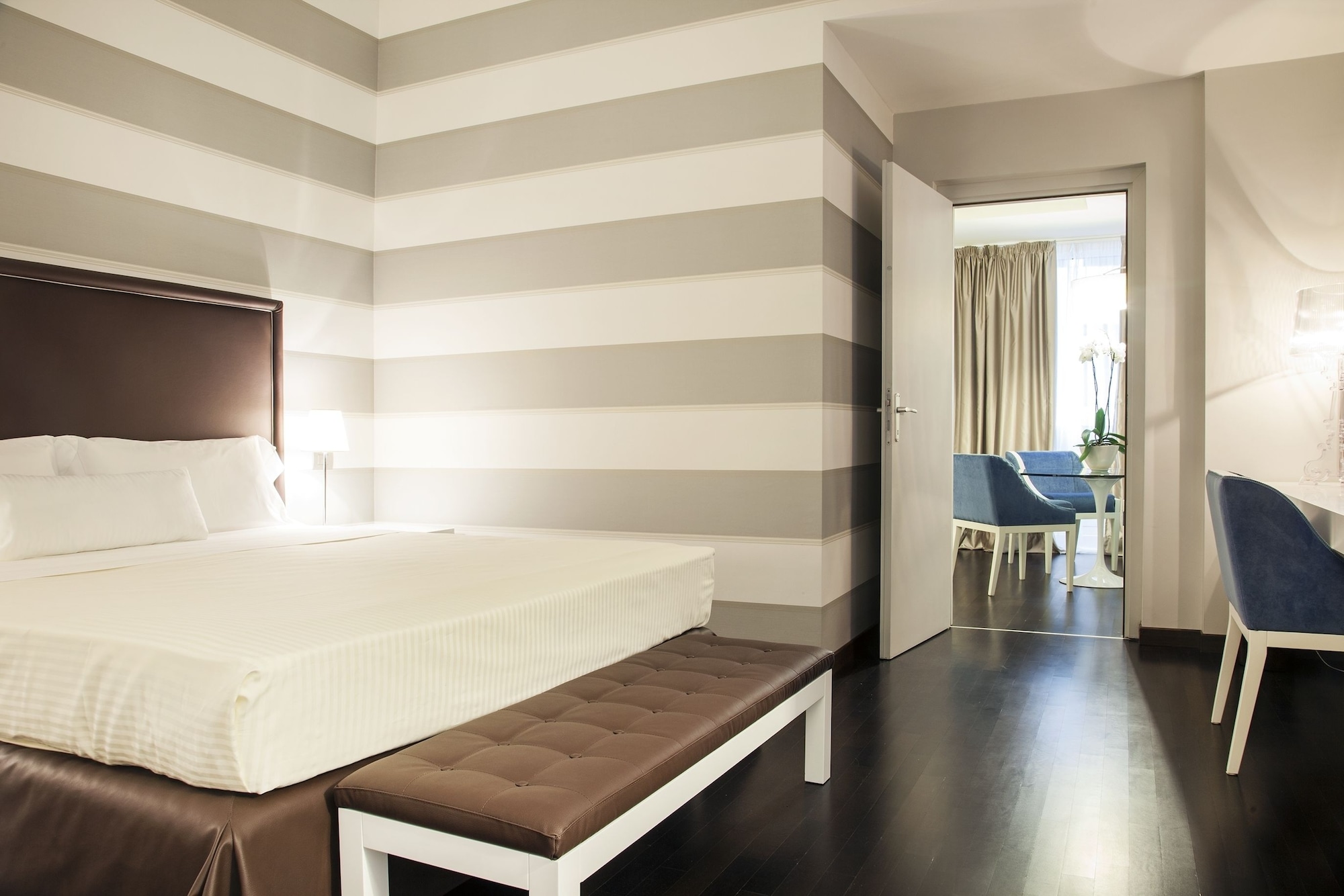 SIGNATURE, SUITE