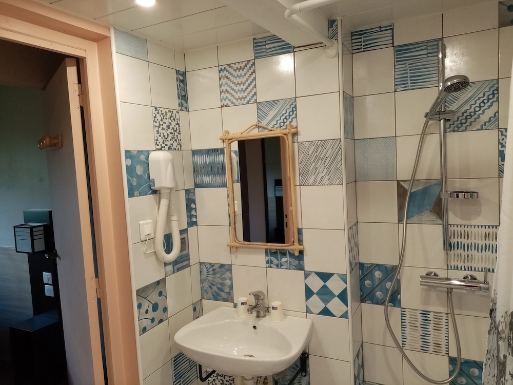 BRIT HOTEL SAINT-QUENTIN 44/53